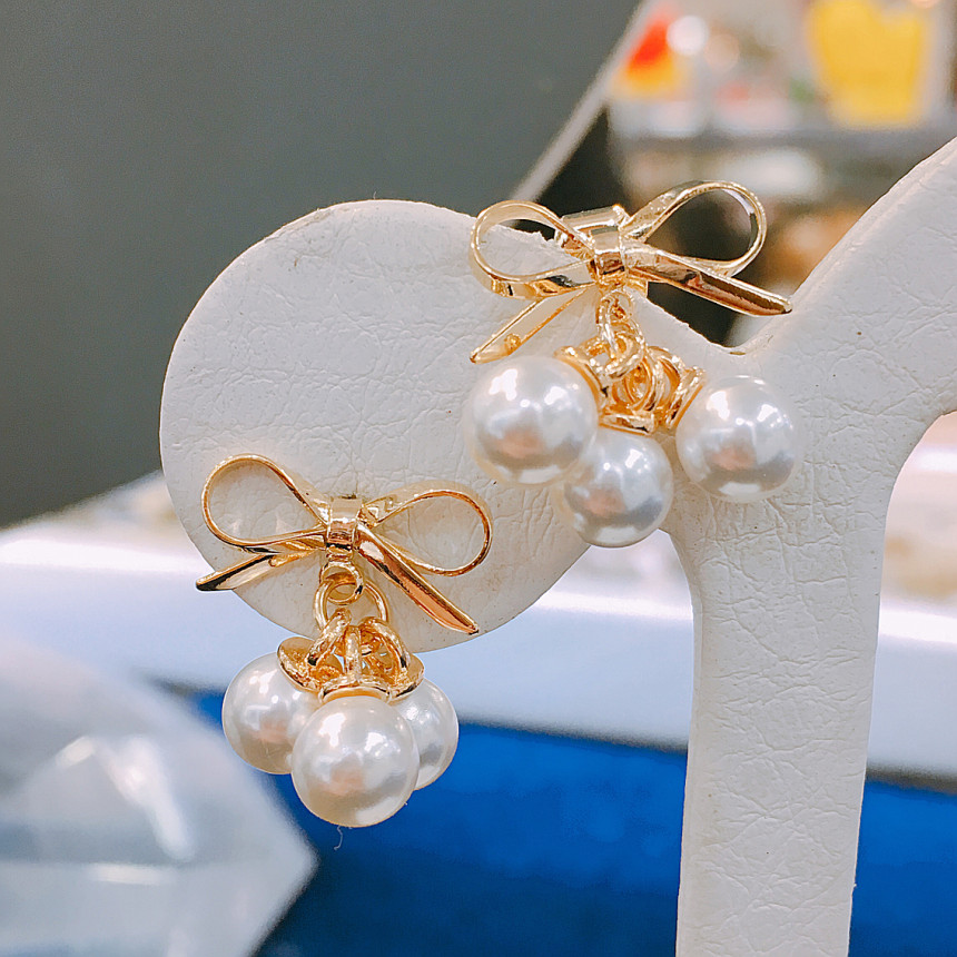 Lucie Ribbon Pearl Rattle Earrings LKJ1039 Female 
