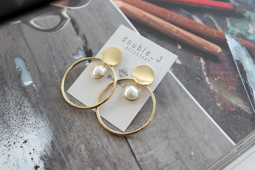 Bold metal pearl drop earrings E598 Vintage earrin