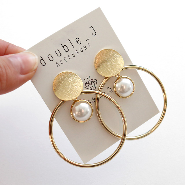 Bold metal pearl drop earrings E598 Vintage earrin