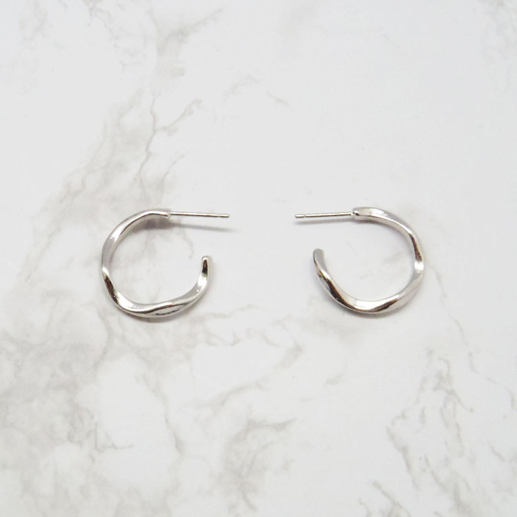 Mini twisted ring earrings with sense of coordinat