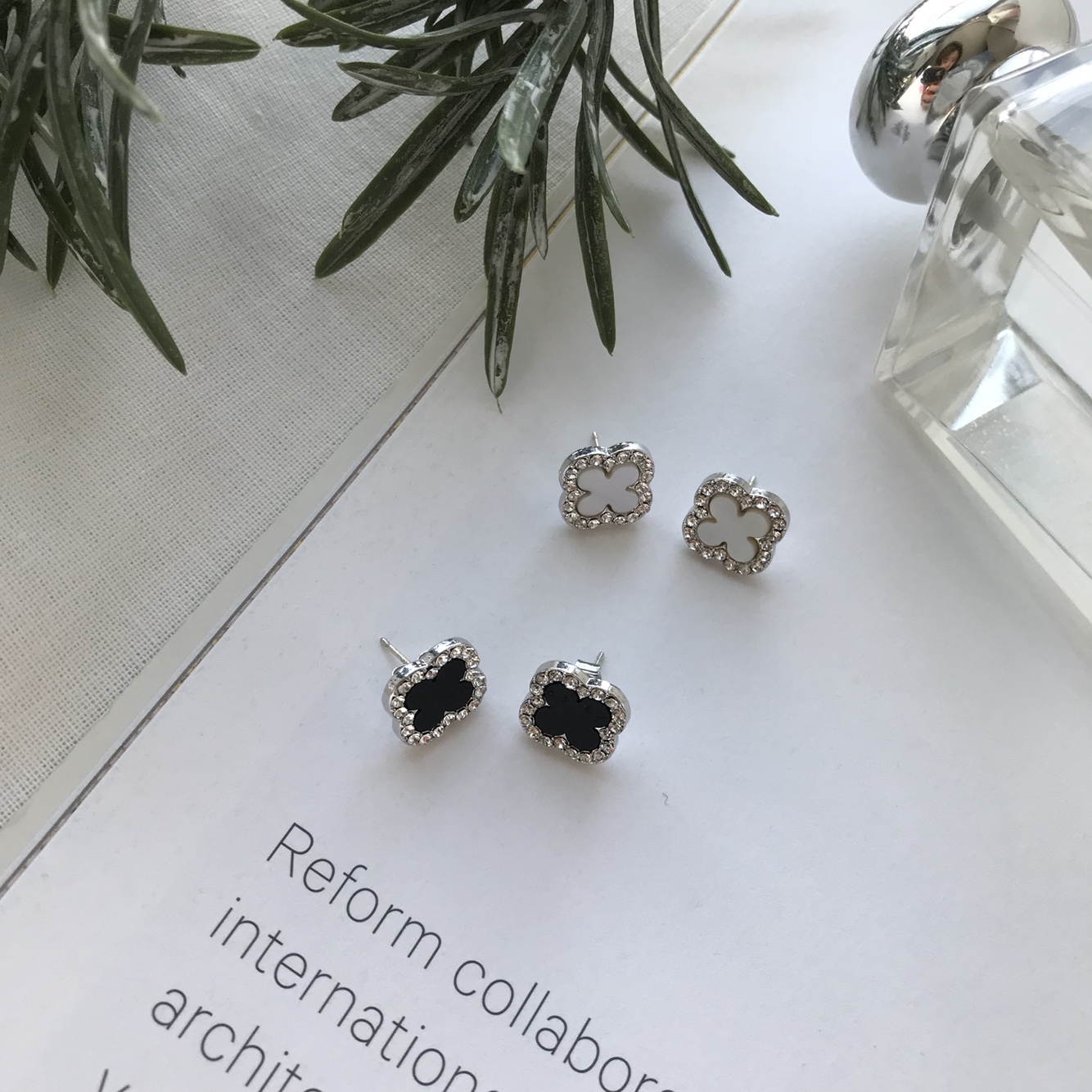 VCA1 Van Cleef Clover Bold Earrings