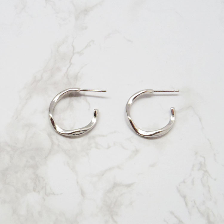 Mini twisted ring earrings with sense of coordinat