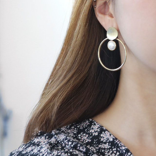 Bold metal pearl drop earrings E598 Vintage earrin