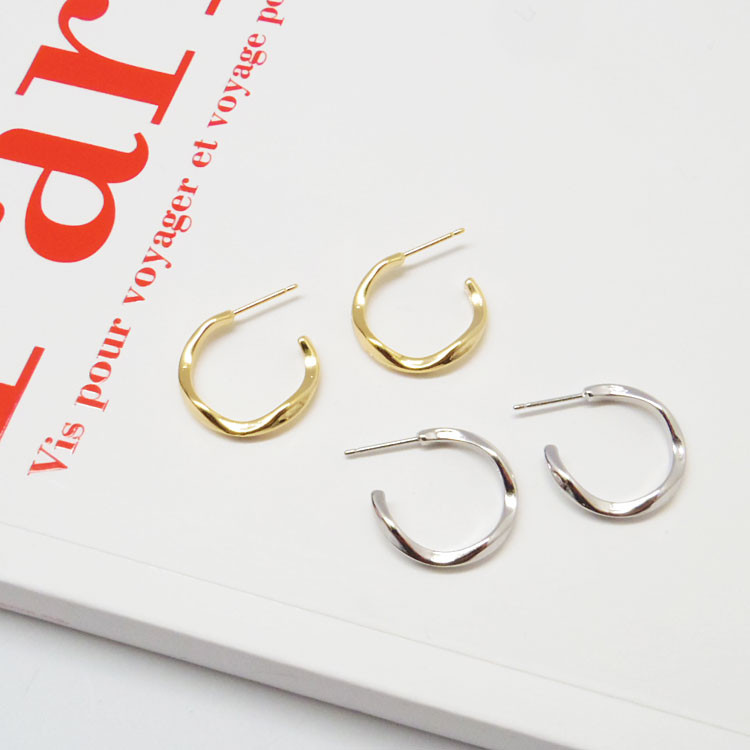 Mini twisted ring earrings with sense of coordinat