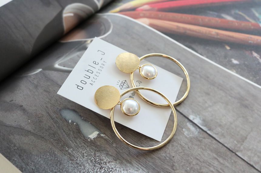 Bold metal pearl drop earrings E598 Vintage earrin