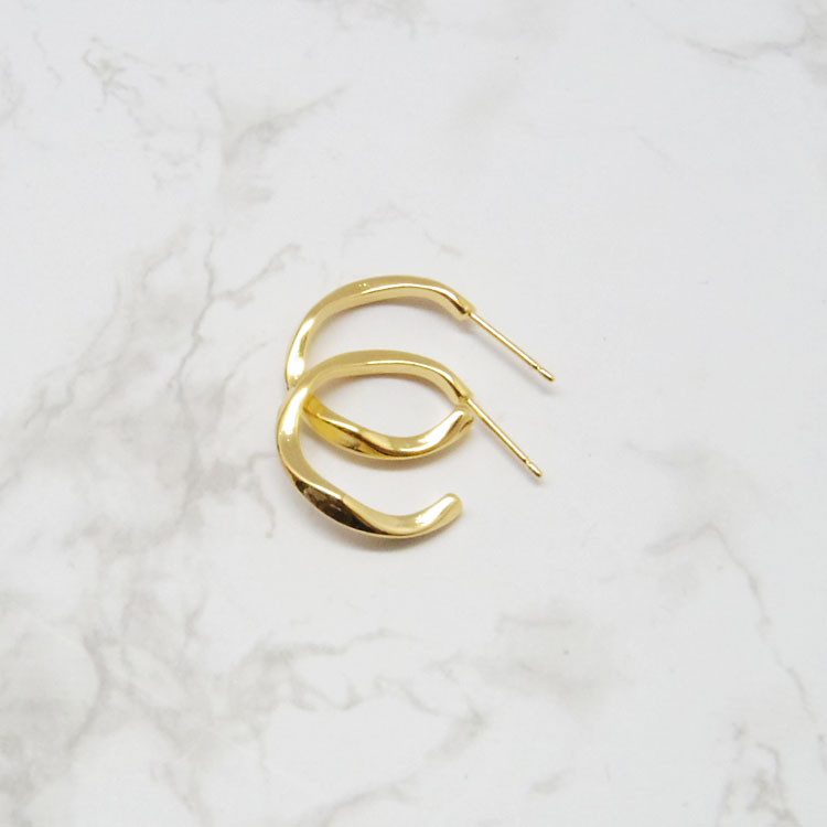 Mini twisted ring earrings with sense of coordinat