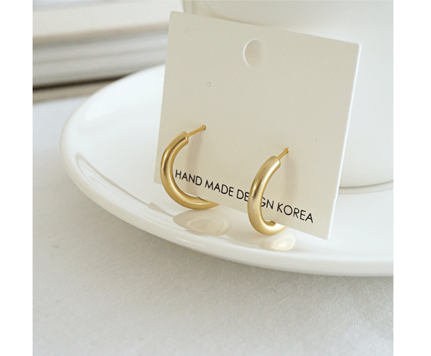 Gold ring earrings in matte Women's 20-year-old