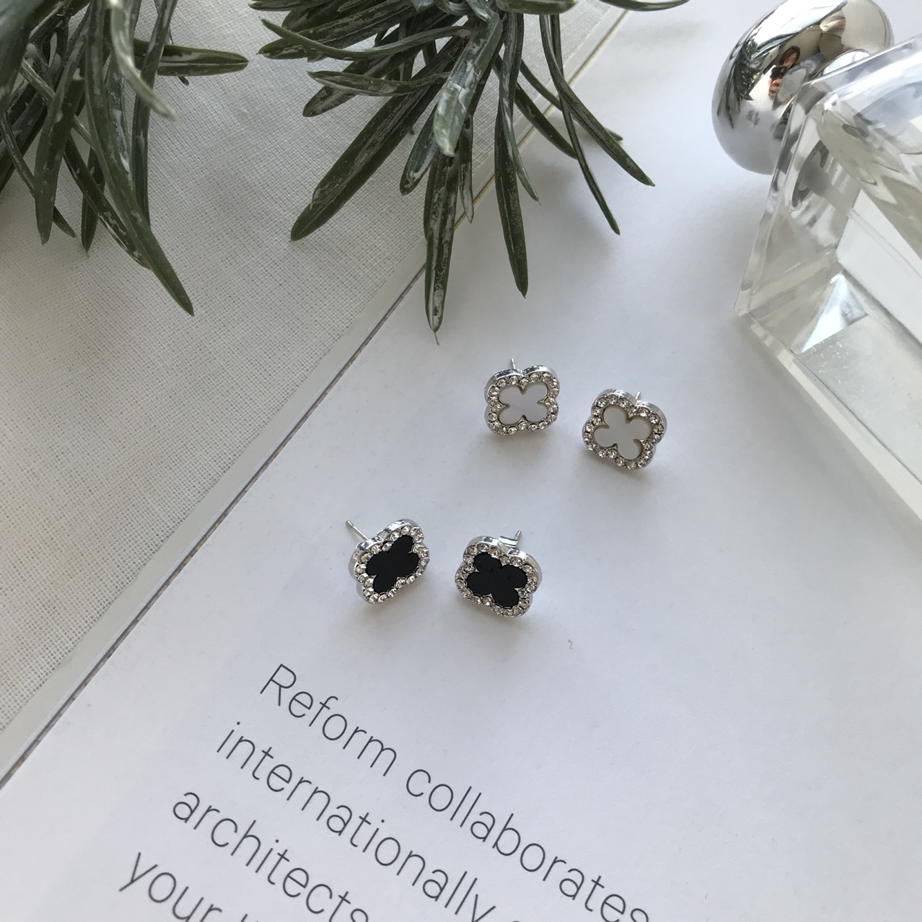 VCA1 Van Cleef Clover Bold Earrings