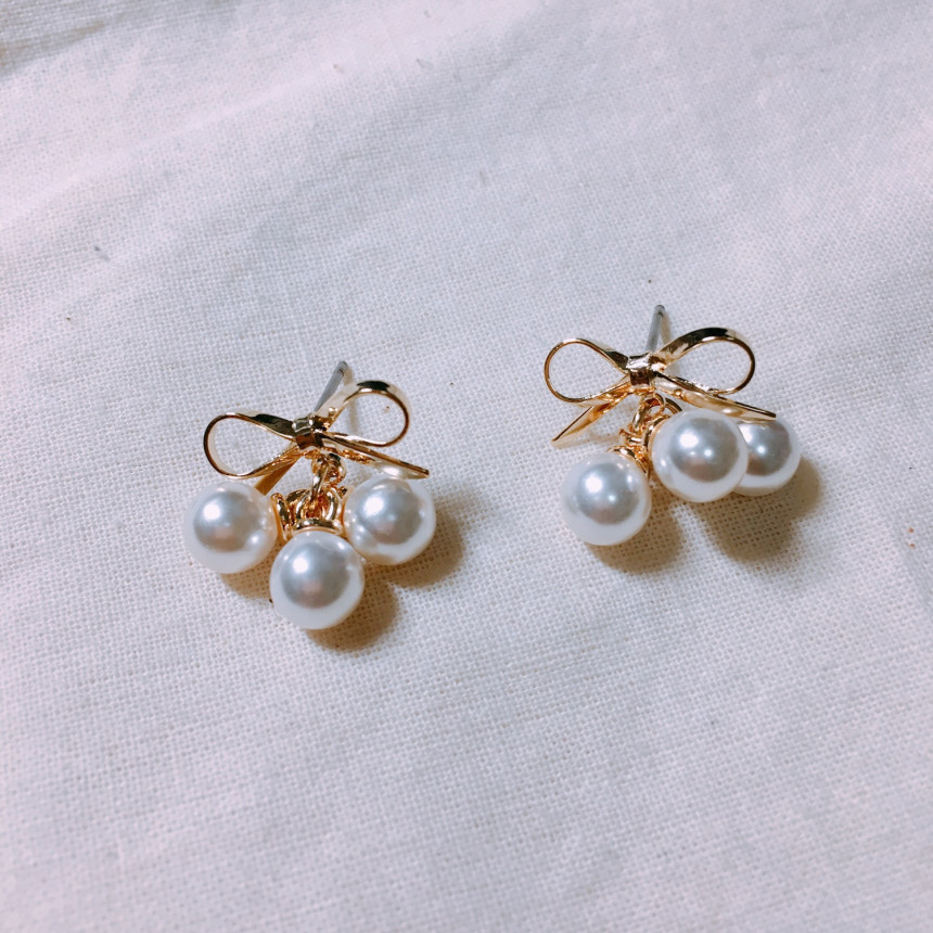 Lucie Ribbon Pearl Rattle Earrings LKJ1039 Female 