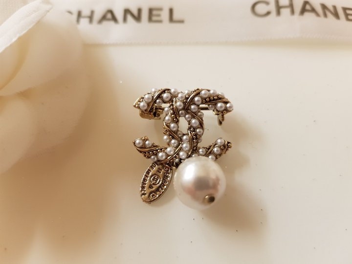 Jewerly CN Mini Pearl Drop Brooch