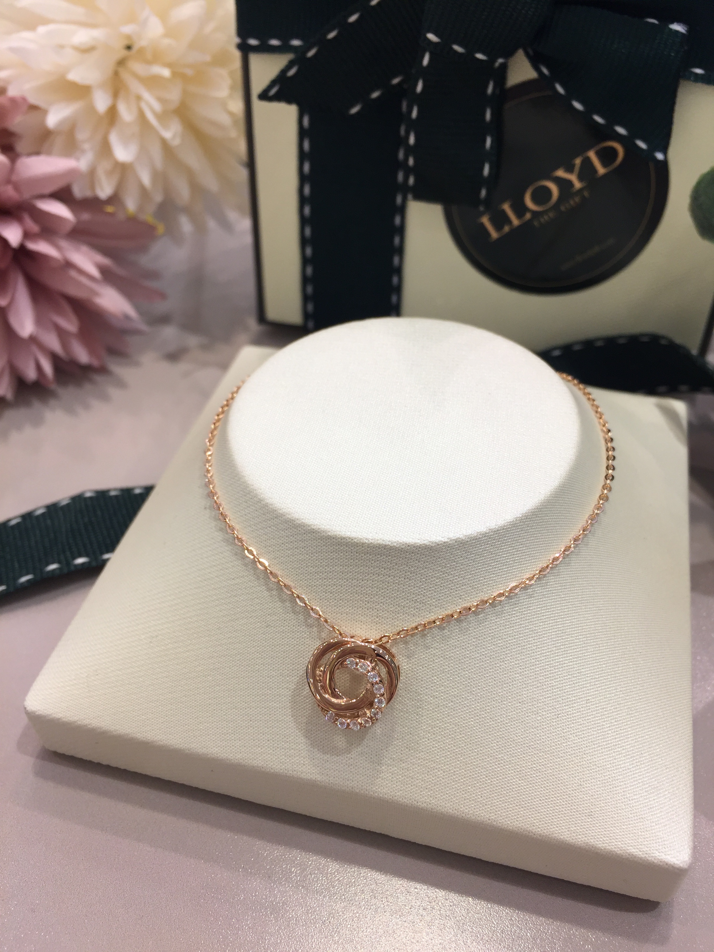 Lloyd Triangle Knot Necklace LPP17069 LN090434 Wom