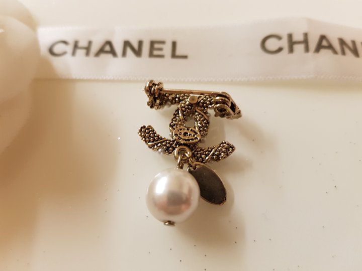 Jewerly CN Mini Pearl Drop Brooch