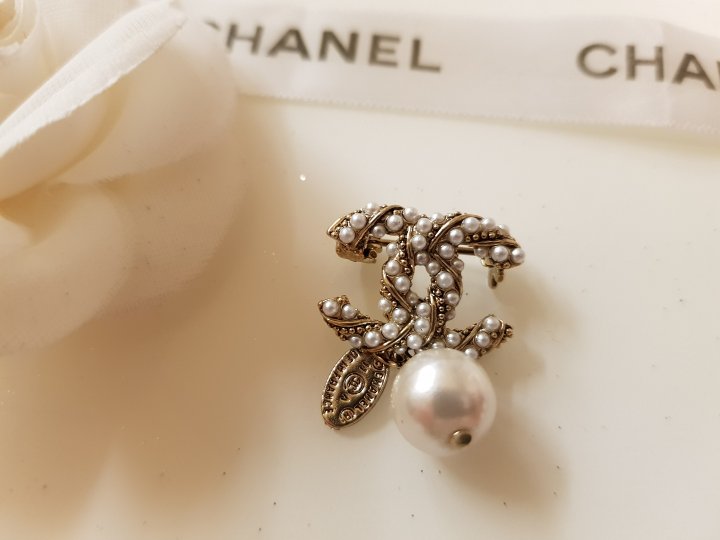 Jewerly CN Mini Pearl Drop Brooch