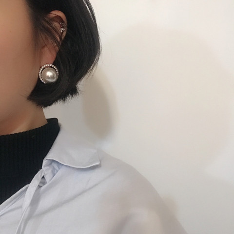 Emma Bold Pearl Earrings New Year's Statue 2017