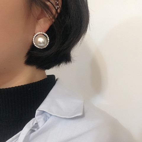 Emma Bold Pearl Earrings New Year's Statue 2017