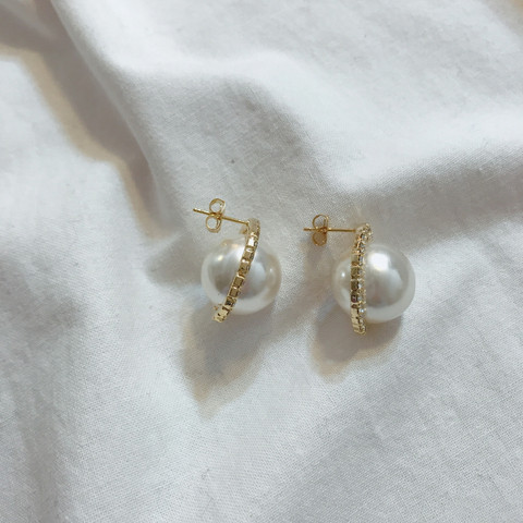 Emma Bold Pearl Earrings New Year's Statue 2017