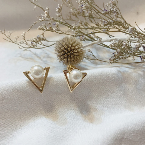 Dina triangular pearl earrings Contemporary stylin