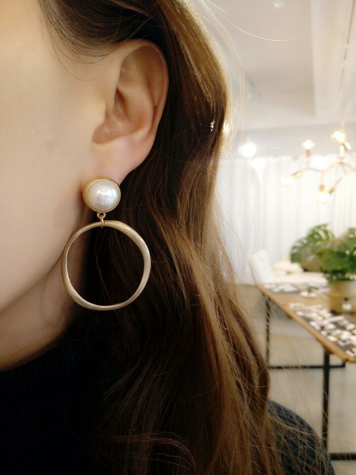 Pearl and matte earrings lady look sexy modern des