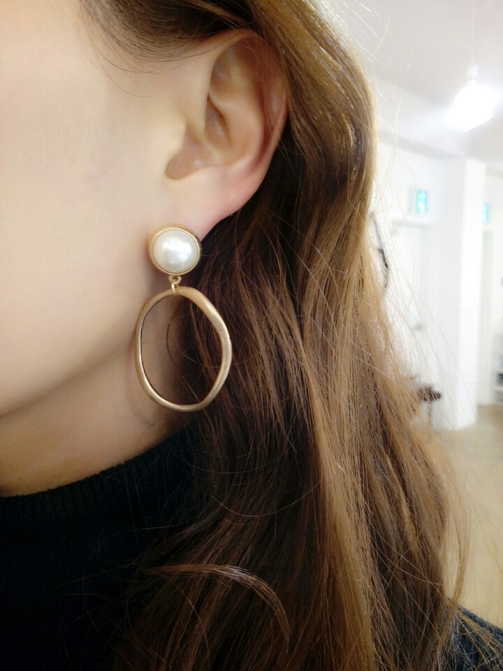 Pearl and matte earrings lady look sexy modern des
