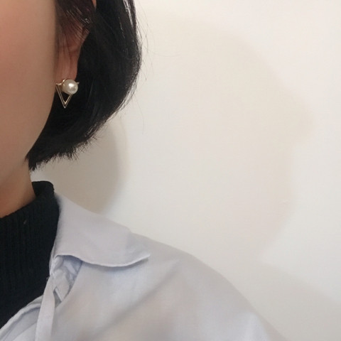 Dina triangular pearl earrings Contemporary stylin
