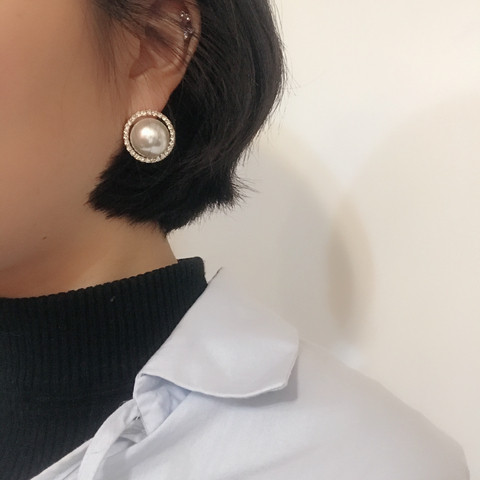 Emma Bold Pearl Earrings New Year's Statue 2017