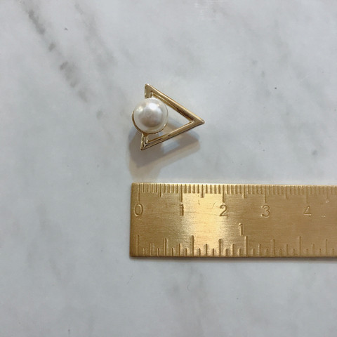 Dina triangular pearl earrings Contemporary stylin