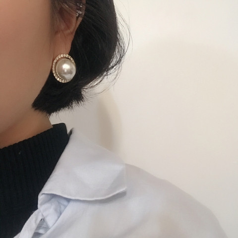 Emma Bold Pearl Earrings New Year's Statue 2017