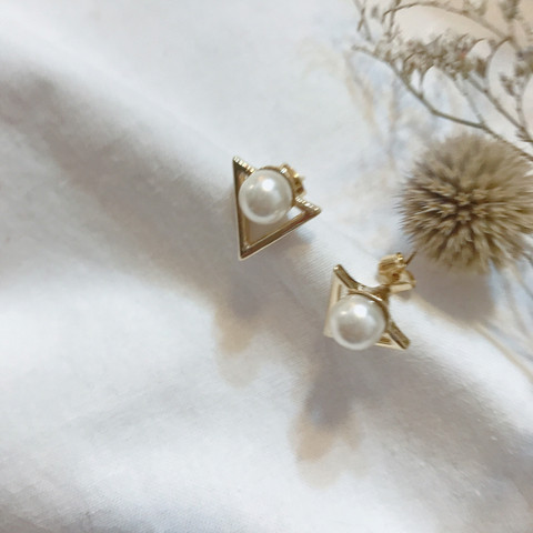 Dina triangular pearl earrings Contemporary stylin