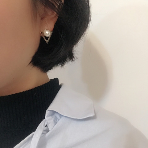 Dina triangular pearl earrings Contemporary stylin