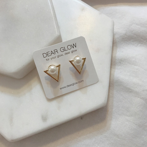 Dina triangular pearl earrings Contemporary stylin