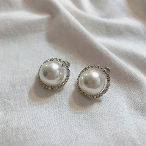 Emma Bold Pearl Earrings New Year's Statue 2017