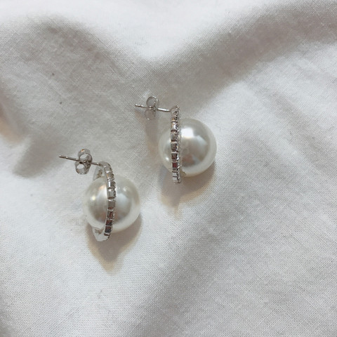 Emma Bold Pearl Earrings New Year's Statue 2017