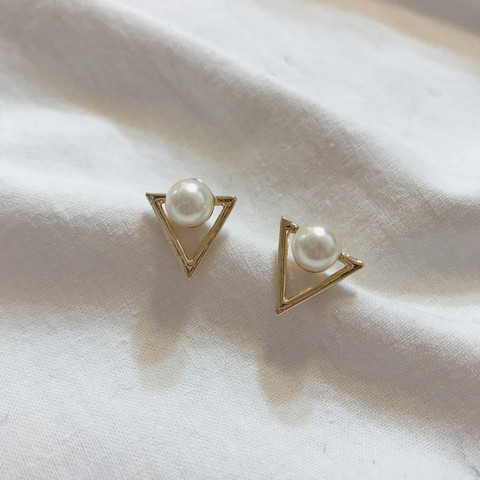 Dina triangular pearl earrings Contemporary stylin