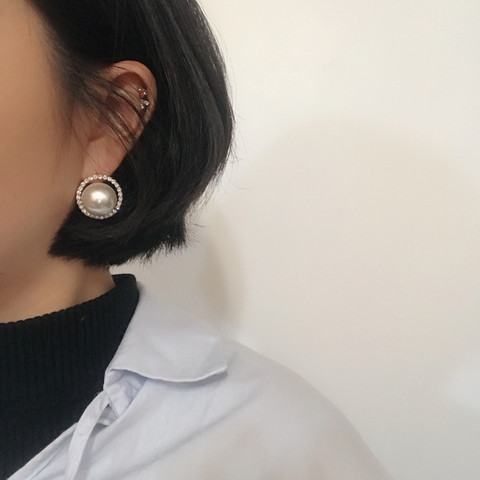 Emma Bold Pearl Earrings New Year's Statue 2017