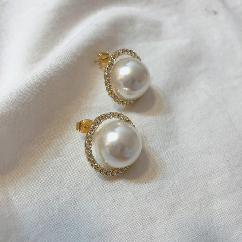 Emma Bold Pearl Earrings New Year's Statue 2017