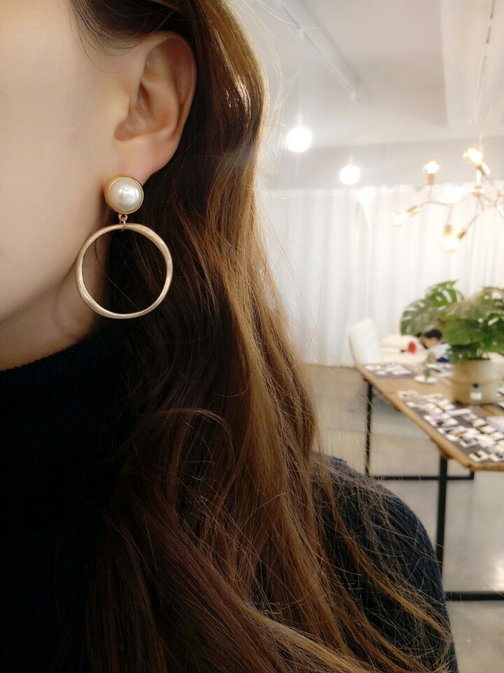 Pearl and matte earrings lady look sexy modern des