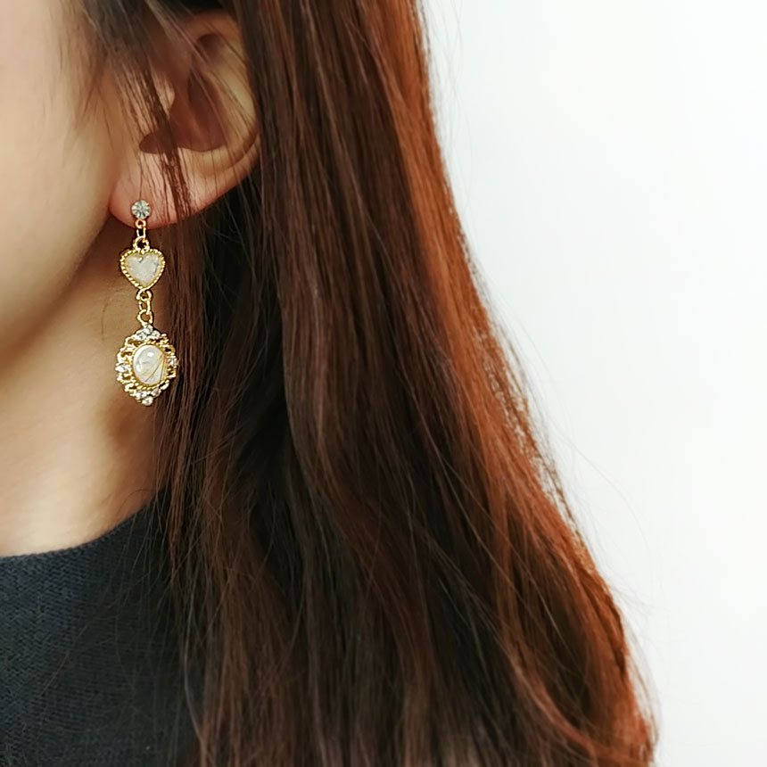 Elizabeth Violet Earrings Earrings Pantone Color P