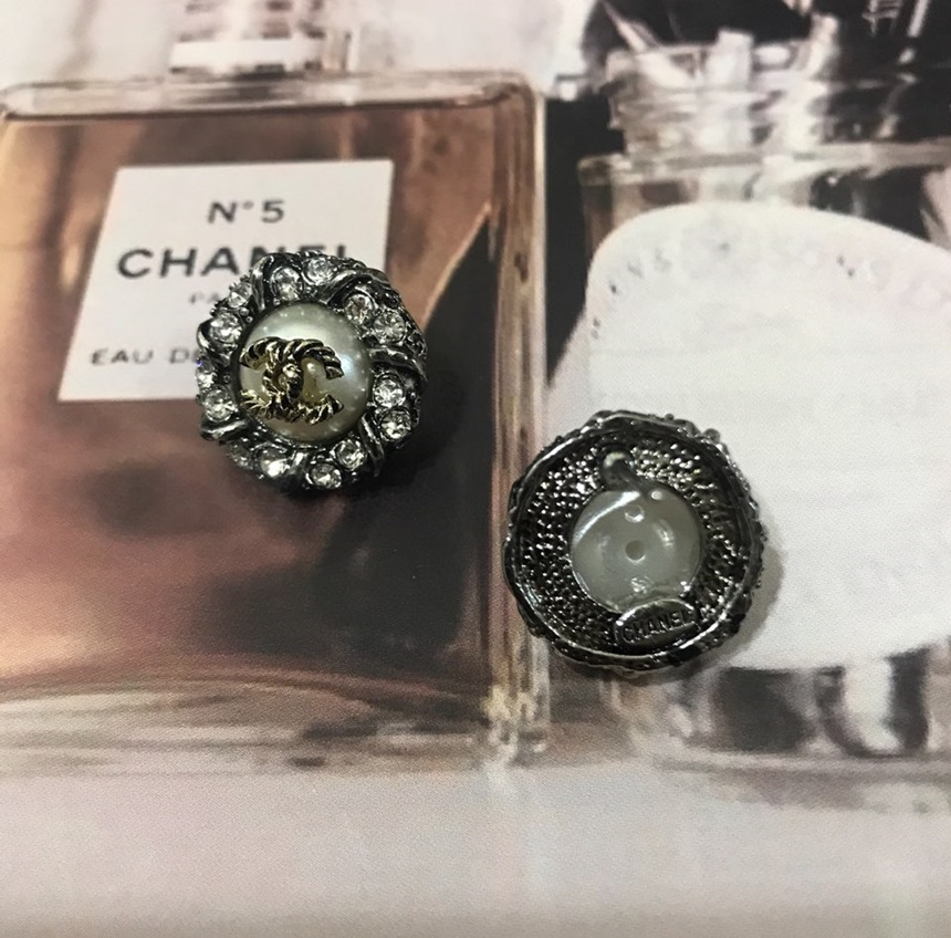 CC Round Earrings 6 species Beautiful Winter Logo 