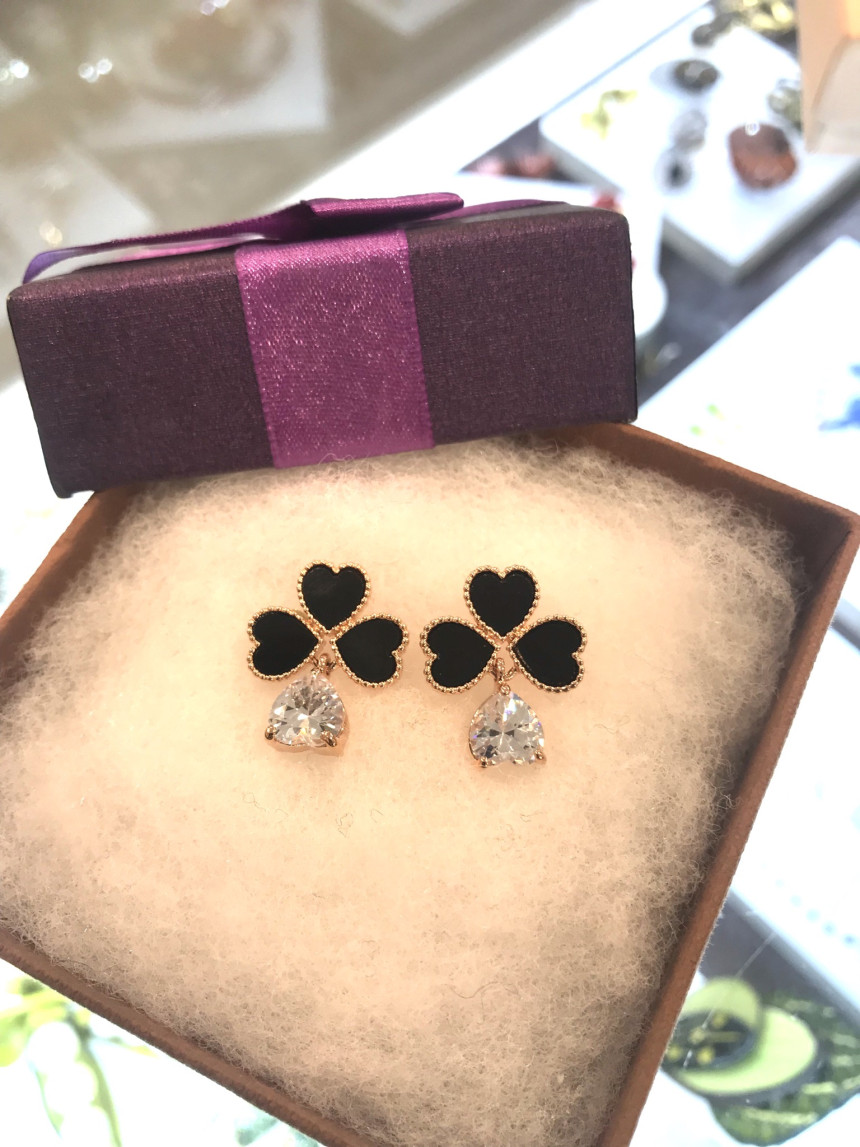 JJ.QUEEN Queen Rubbing Earrings EC0566