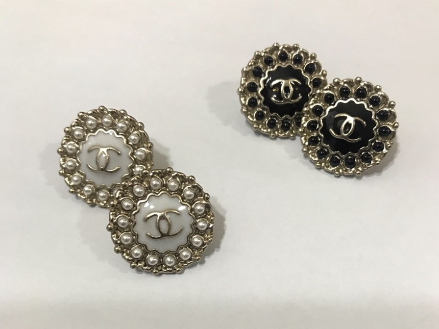 CC Round Earrings 6 species Beautiful Winter Logo 