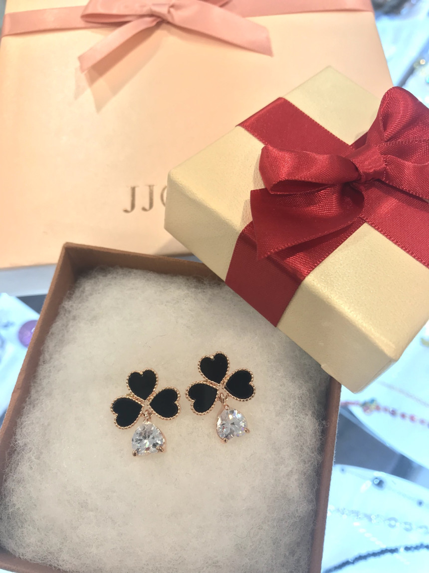 JJ.QUEEN Queen Rubbing Earrings EC0566