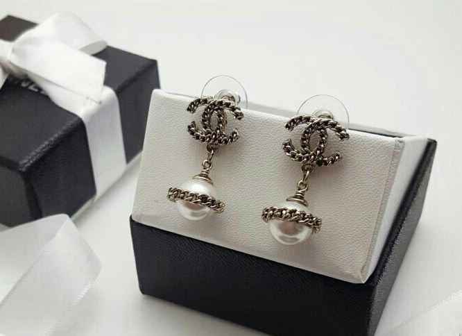 C. import _ chain cover pearl drop logo earrings