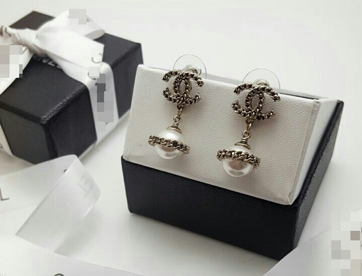 C. import _ chain cover pearl drop logo earrings