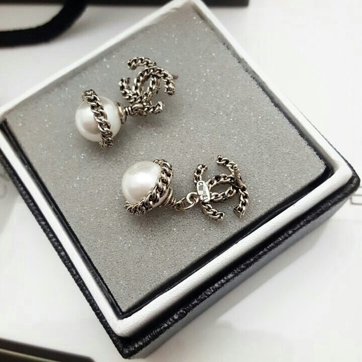 C. import _ chain cover pearl drop logo earrings