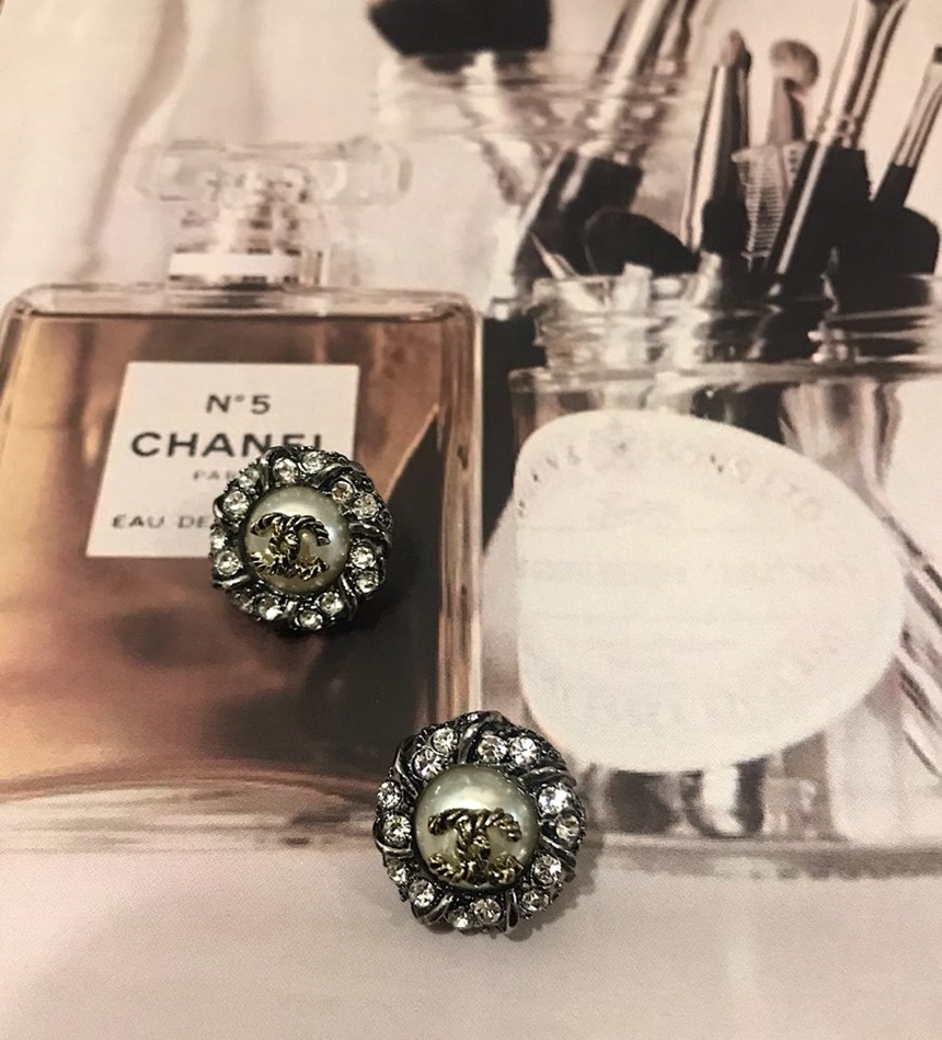 CC Round Earrings 6 species Beautiful Winter Logo 