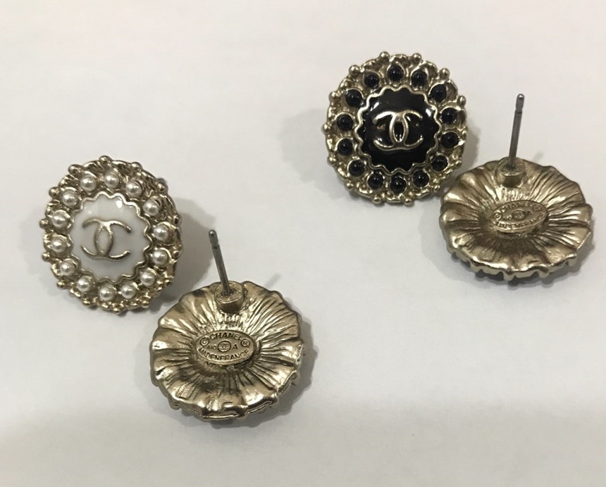 CC Round Earrings 6 species Beautiful Winter Logo 