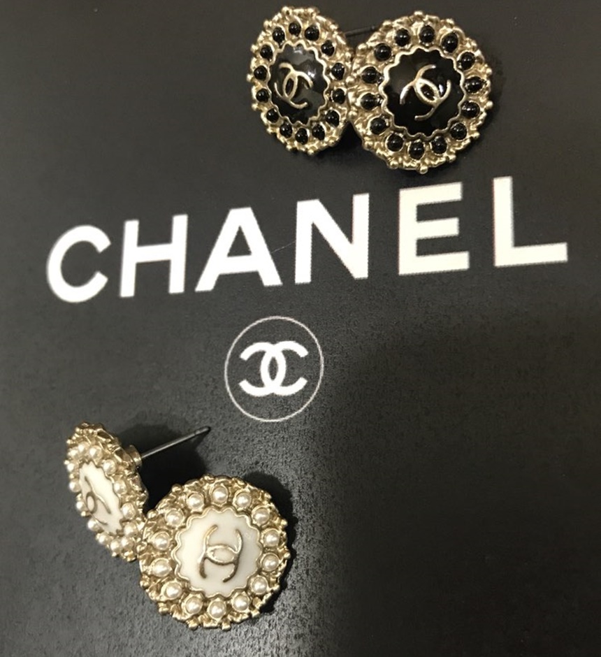 CC Round Earrings 6 species Beautiful Winter Logo 