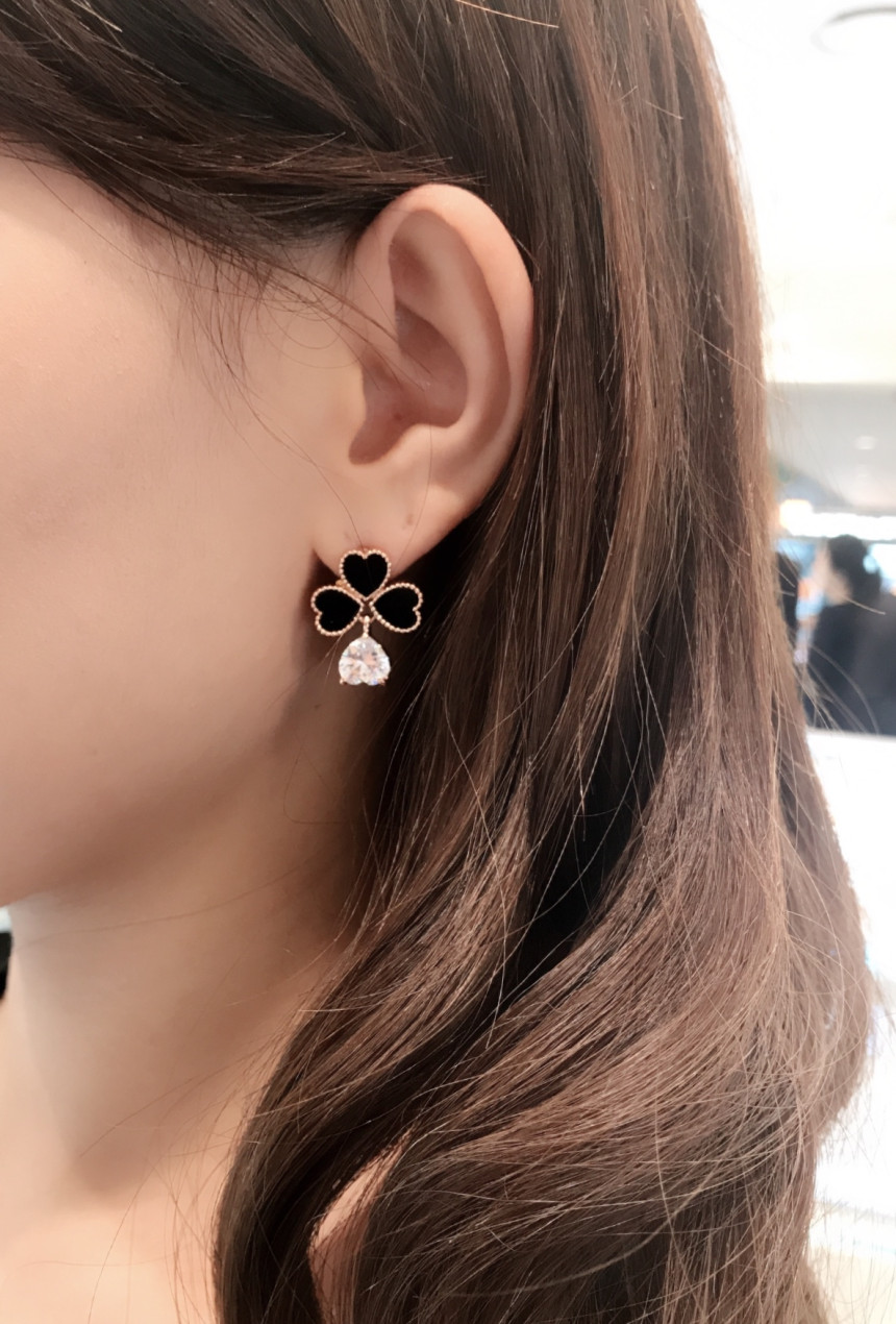 JJ.QUEEN Queen Rubbing Earrings EC0566