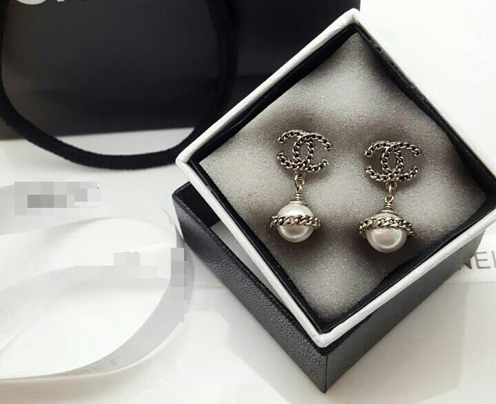 C. import _ chain cover pearl drop logo earrings