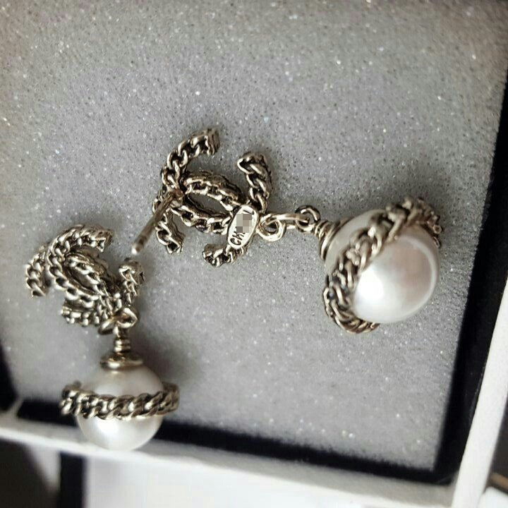 C. import _ chain cover pearl drop logo earrings